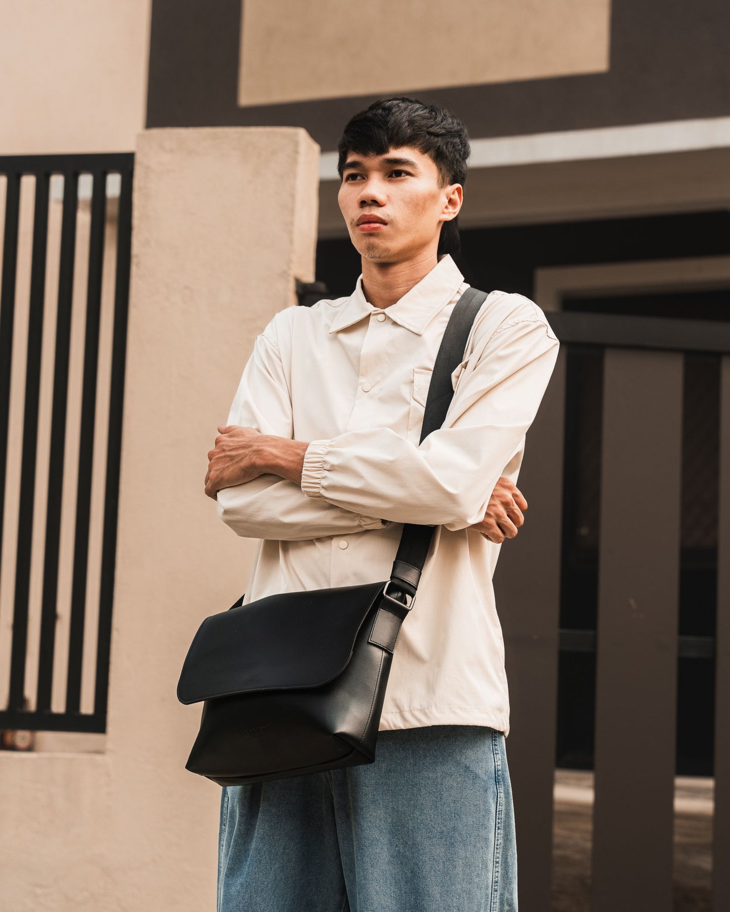 NOLAH MESSENGER BAG IN BLACK