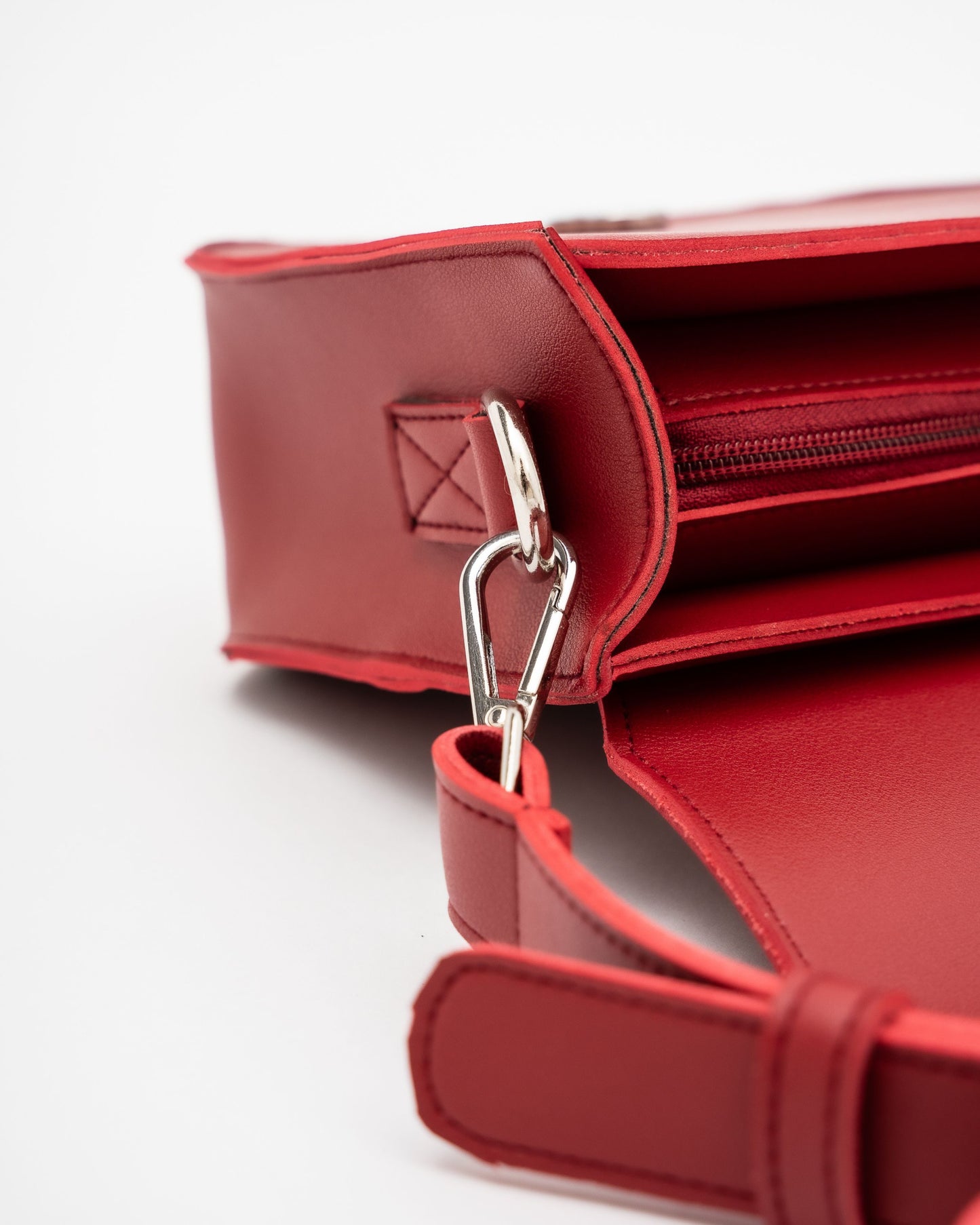 BRIANNA CROSSBODY BAG IN CRIMSON