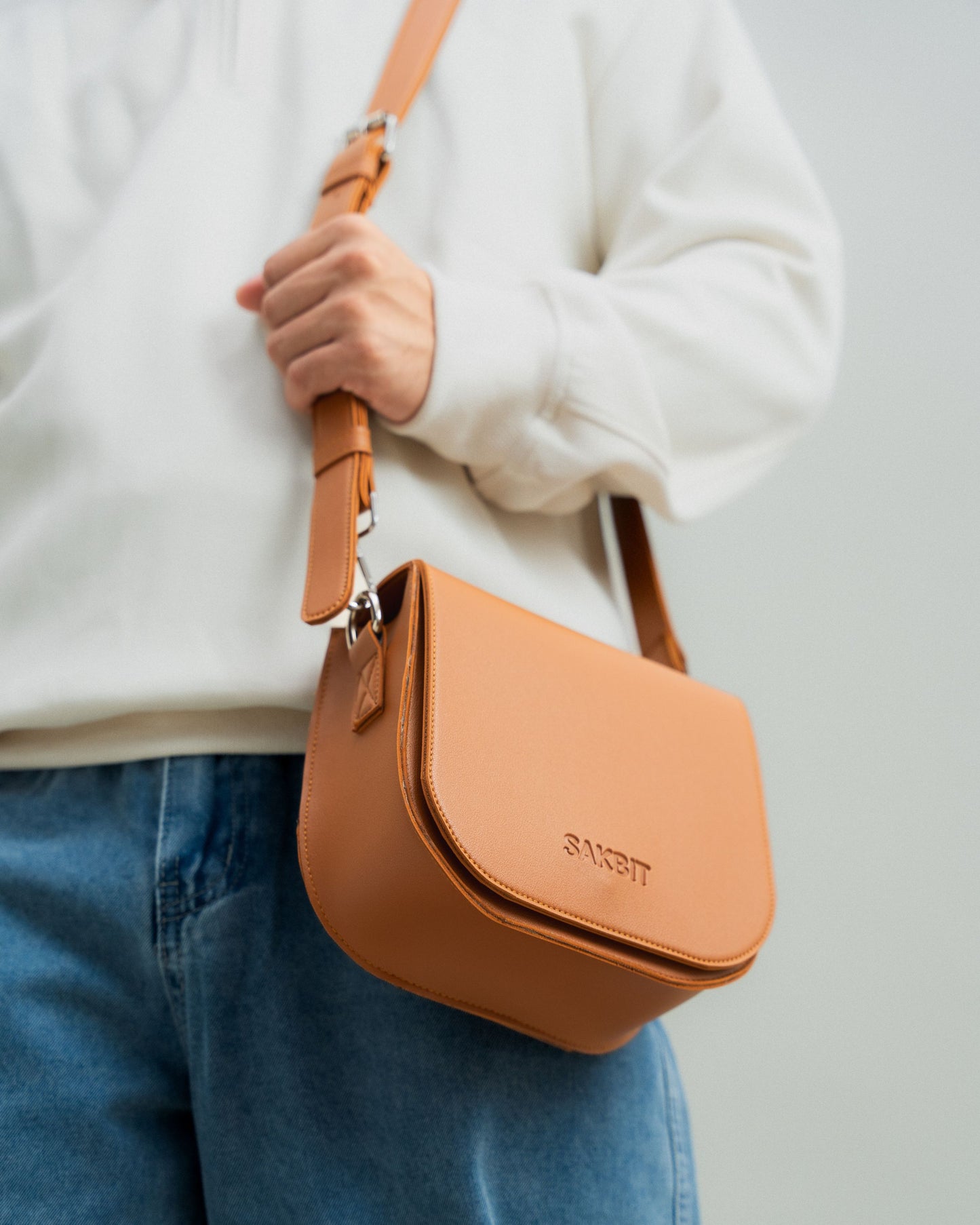 BRIANNA CROSSBODY BAG IN TAN