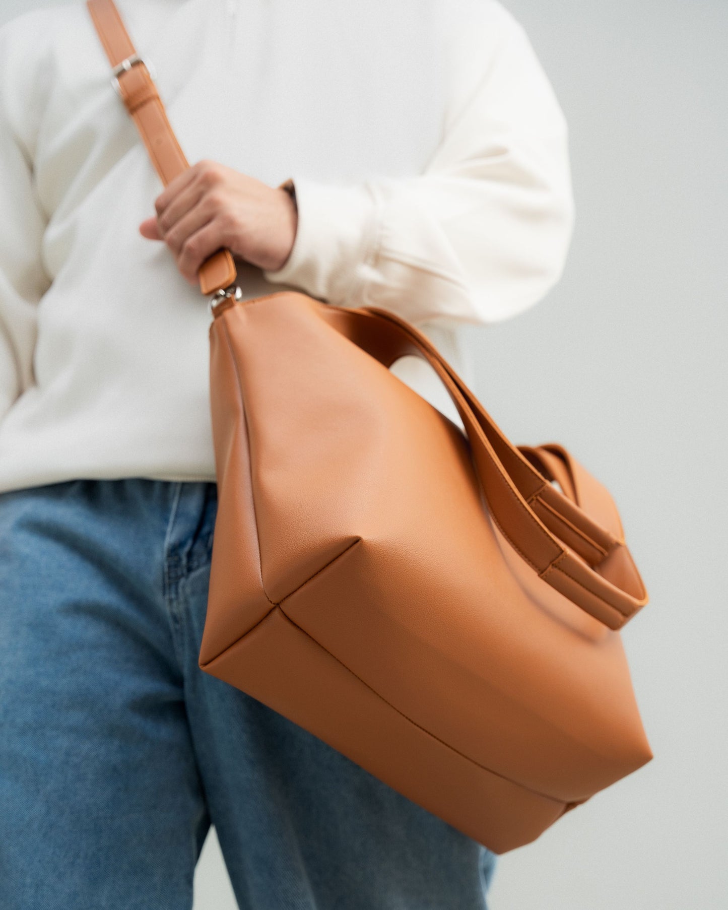 AZON SHOULDER BAG IN TAN