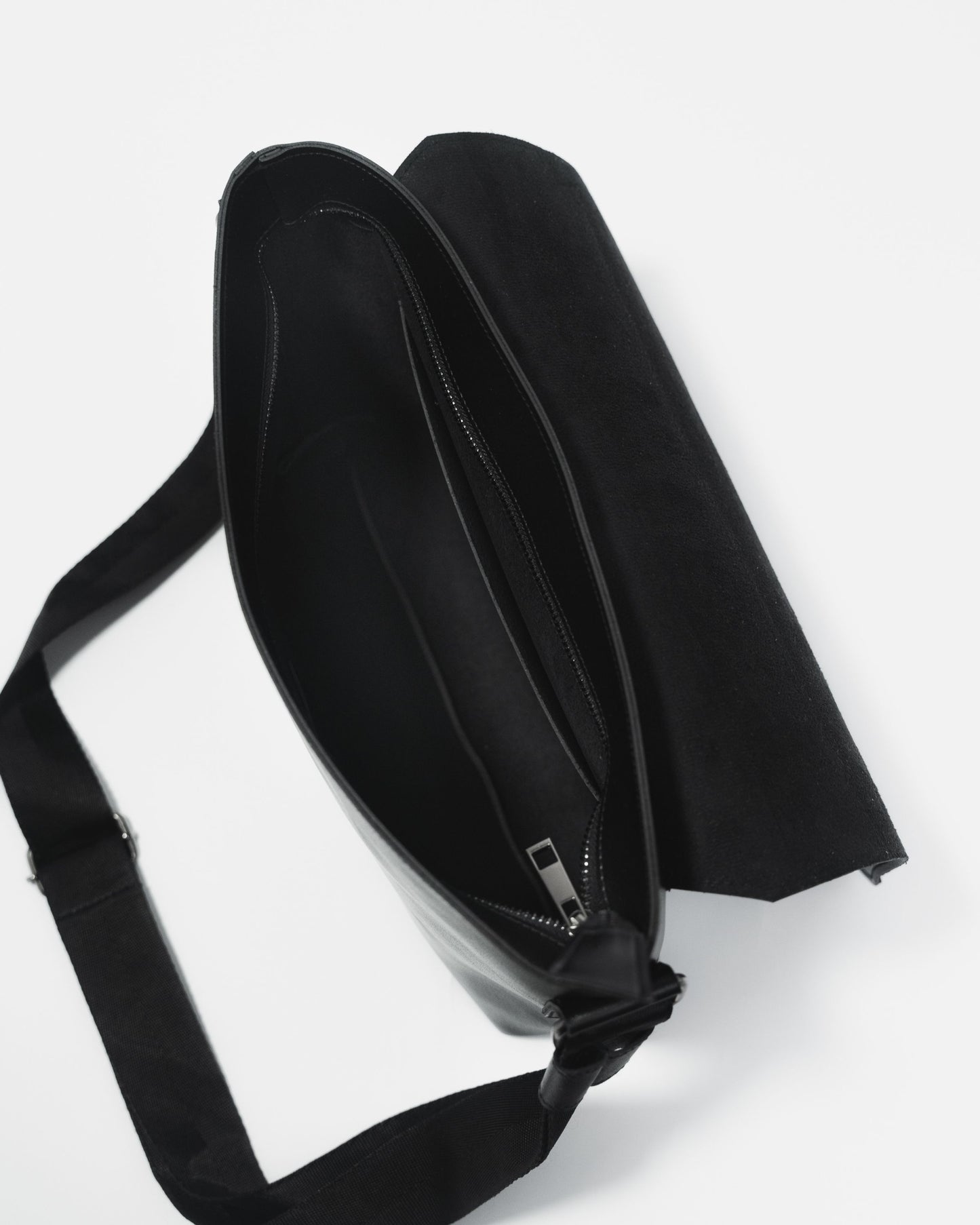 NOLAH MESSENGER BAG IN BLACK