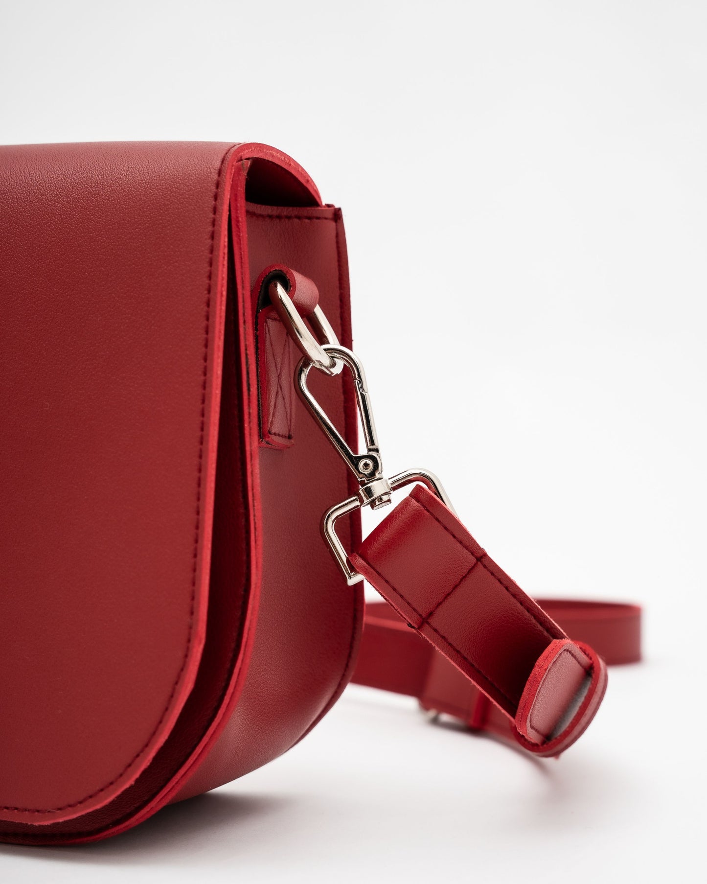 BRIANNA CROSSBODY BAG IN CRIMSON