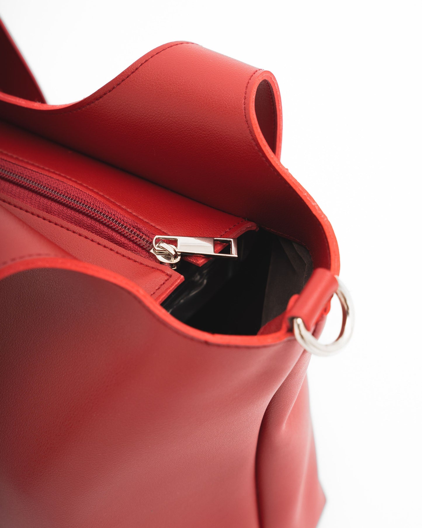 AZON SHOULDER BAG IN CRIMSON