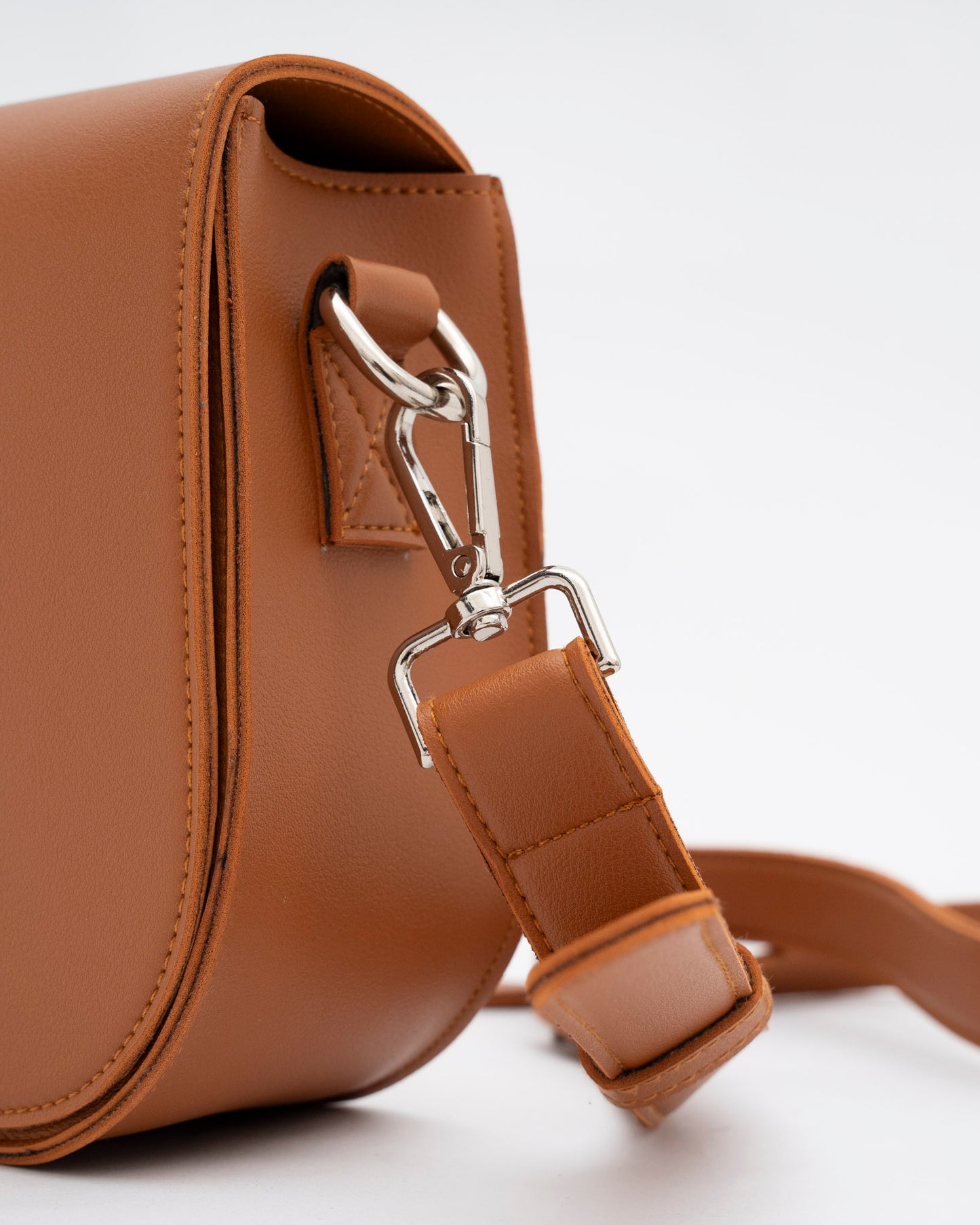 BRIANNA CROSSBODY BAG IN TAN